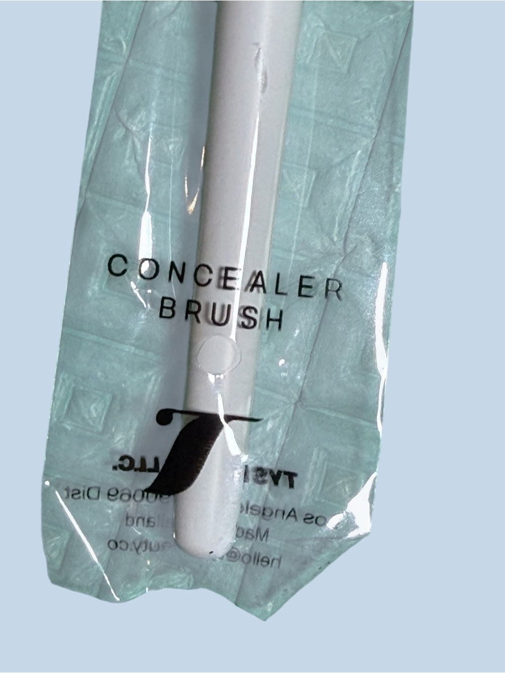 TYS BEAUTY Concealer Brush - White Handle, Ombre Bristles - Picture 5 of 6